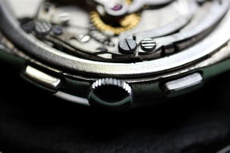 How to open and how NOT to open a Breitling – watchFIX.com.